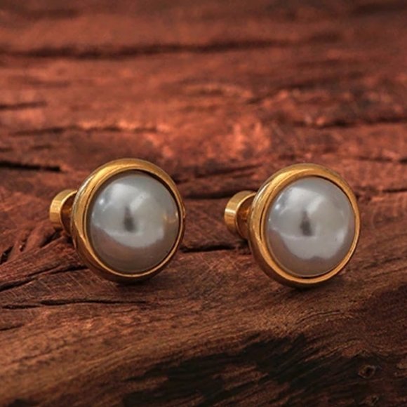 NEW 18K Gold Plated Pearl Stud Earrings - Picture 3 of 6